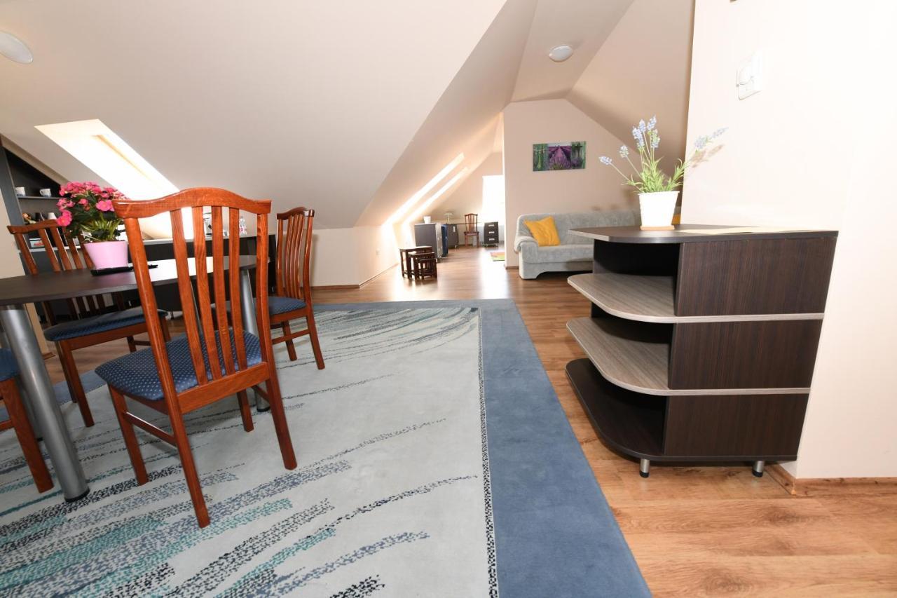 Ezuesthid Hotel Veszprém Extérieur photo