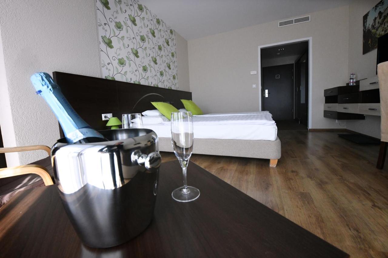 Ezuesthid Hotel Veszprém Extérieur photo