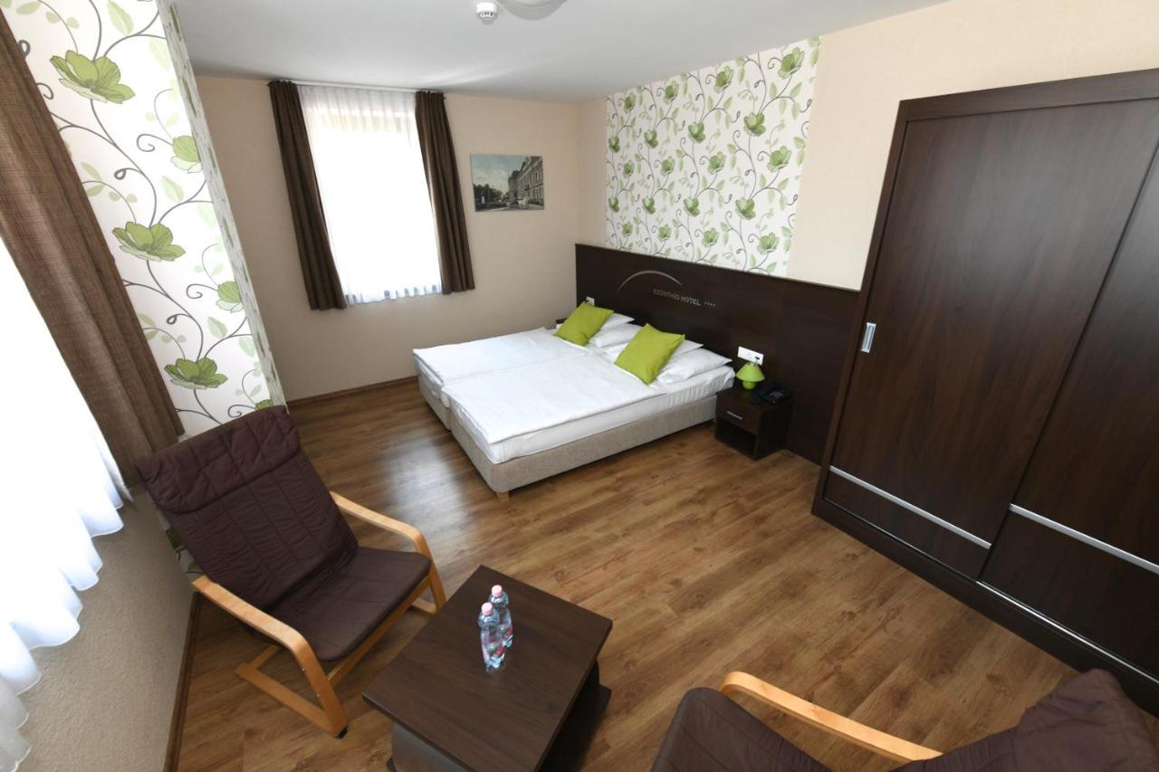 Ezuesthid Hotel Veszprém Extérieur photo